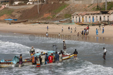 Bakau  Gambia  Fischereihafen von Bakau  Einheimische warten auf die Fischerboote