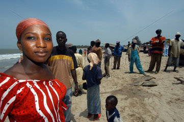 Gunjur  Gambia  Einheimische am Strand