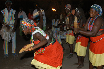 Gambia  Folkloreabend auf Kunta Kinteh Island
