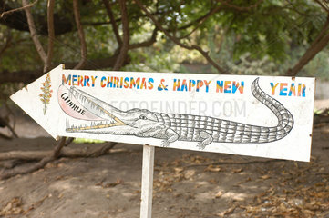 Bakau  Gambia  Schild im Heiligen Krokodilbecken von Kachikally
