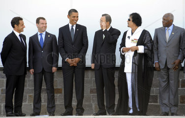 Sarkozy + Medwedew + Obama + Ban-Ki Moon + Gaddafi + dos Santos