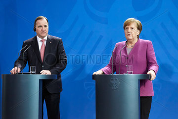 Berlin  Deutschland - Bundeskanzlerin Angela Merkel und der Ministerpraesident des Koenigreichs Schweden Stefan Loefven.