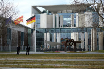 Berlin  Deutschland - Polizisten in der Bannmeile am Bundeskanzleramt waehrend eines Staatsbesuchs.