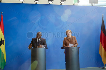Berlin  Deutschland - Bundeskanzlerin Angela Merkel und der Praesident der Republik Ghana Nana Addo Dankwa.