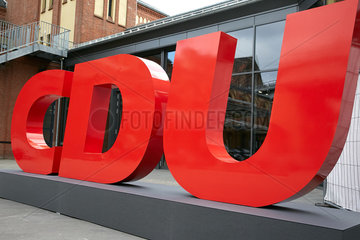 Berlin  Deutschland - Uebergrosse rote Buchstaben des Parteilogos der CDU vor einer Veranstaltungshalle.