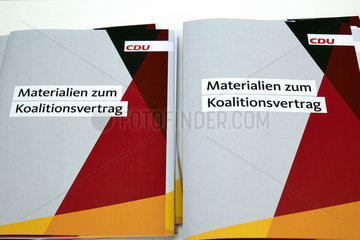 Berlin  Deutschland - Mappen mit Unterlagen zum Koalitionsvertrag liegen beim CDU Parteitag aus.