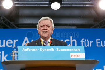 Berlin  Deutschland - Volker Bouffier haelt eine Rede beim 30. Bundesparteitag der CDU.