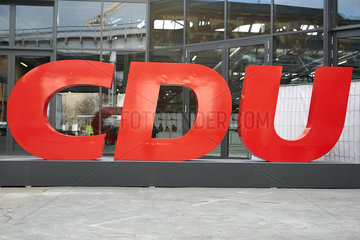 Berlin  Deutschland - Uebergrosse rote Buchstaben des Parteilogos der CDU vor einer Veranstaltungshalle.