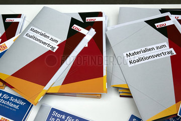 Berlin  Deutschland - Mappen mit Unterlagen zum Koalitionsvertrag liegen beim CDU Parteitag aus.