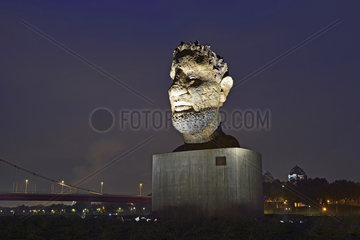 Deutschland  Nordrhein-Westfalen- Bronzeskulptur Echo des Poseidon in Duisburg-Ruhrort