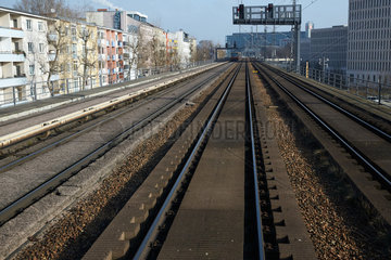 Berlin  Deutschland - Blick aus dem Fuehrerstand eines Regionalzuges auf die Gleise der Stadtbahn nahe Berlin-Tiergarten.