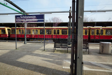 Berlin  Deutschland - Blick auf den Bahnsteig fuer Nahverkehrszuege am Bahnhof Berlin-Schoeneweide.