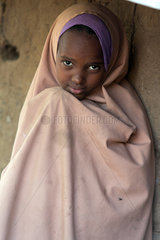 Kakuma  Kenia - Fluechtlingslager Kakuma. Portraet eines jungen Maedchen verhuellt in einem Chimar.