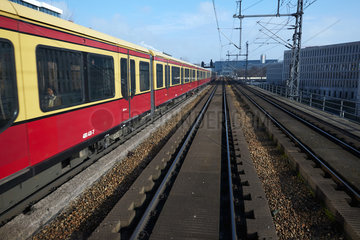 Berlin  Deutschland - Blick aus dem Fuehrerstand eines Regionalzuges auf die Gleise der Stadtbahn nahe Berlin-Hauptbahnhof.