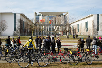 Berlin  Deutschland - Touristen und Besucher vor der Bannmeile am Bundeskanzleramt waehrend eines Staatsbesuchs.