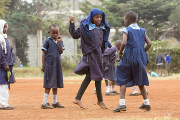 Nairobi  Kenia - Schuelerinnen in Schuluniformen spielen auf dem Schulhof des St. John’s Community Centers Pumwani.