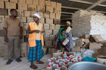 Kakuma  Kenia - Nahrungsmittelausgabe der humanitaeren Hilfsorganisation World Food Programm in einer gesicherten Lagerhalle im Fluechtlingslager Kakuma.