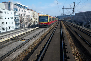 Berlin  Deutschland - Blick aus dem Fuehrerstand eines Regionalzuges auf die Gleise der Stadtbahn nahe Berlin-Hauptbahnhof.