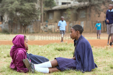 Nairobi  Kenia - Schuelerinnen in Schuluniformen unterhalten sich auf dem Schulhof des St. John’s Community Centers Pumwani.