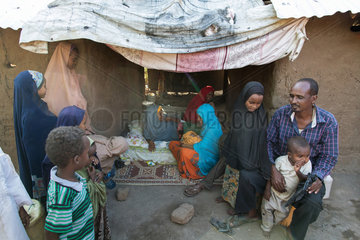 Kakuma  Kenia - Fluechtlingsfamilie im Fluechtlingslager Kakuma. Besuch von Angehoerigen und Nachbarn.