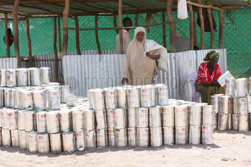 Kakuma  Kenia - Nahrungsmittelausgabe der humanitaeren Hilfsorganisation World Food Programm in einer Verteilungsstelle im Fluechtlingslager Kakuma.