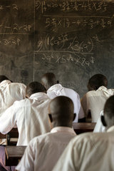 Kakuma  Kenia - Schueler schreiben Examen in einem Klassenraum eines Schulgebaeudes im Fluechtlingslager Kakuma.