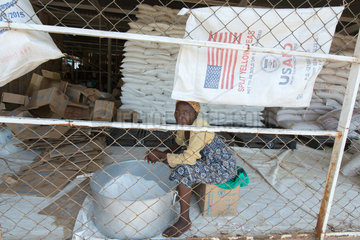 Kakuma  Kenia - Nahrungsmittelausgabe der humanitaeren Hilfsorganisation World Food Programm in einer gesicherten Lagerhalle im Fluechtlingslager Kakuma.