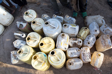 Kakuma  Kenia - Wasserkanister im Fluechtlingslager Kakuma.