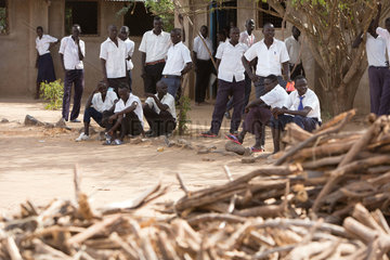 Kakuma  Kenia - Schueler stehen vor einem Schulgebaeude im Fluechtlingslager Kakuma.
