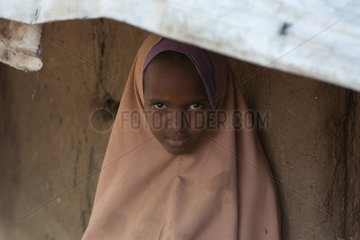 Kakuma  Kenia - Fluechtlingslager Kakuma. Portraet eines jungen Maedchen verhuellt in einem Chimar.