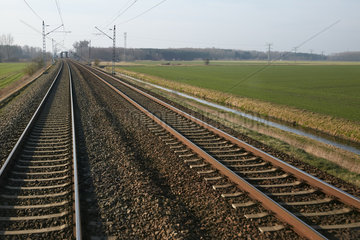 Schoenwalde  Brandenburg  Deutschland - Blick aus dem Fuehrerstand eines Regionalzuges auf eine zweispurig verlaufende Bahnstrecke.