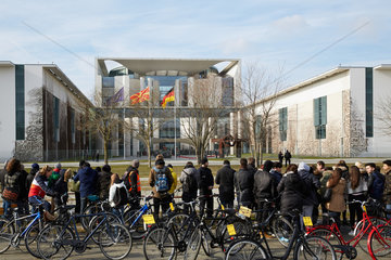 Berlin  Deutschland - Touristen und Besucher vor der Bannmeile am Bundeskanzleramt waehrend eines Staatsbesuchs.