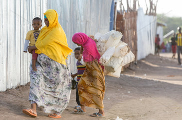 Kakuma  Kenia - Fluechtlingsfamilie im Fluechtlingslager Kakuma.