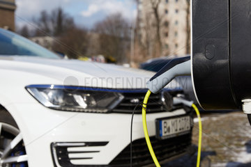 Berlin  Deutschland - Aufladen eines VW Passat Kombi an einer Wandladestation.