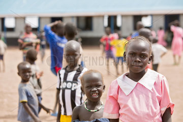 Kakuma  Kenia - Junge Schuelerinnen und Schueler auf einem Schulhof im Fluechtlingslager Kakuma.
