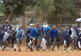 Nairobi  Kenia - Schueler und Schuelerinnen in Schuluniformen laufen auf dem Schulhof des St. John’s Community Centers Pumwani um die Wette.