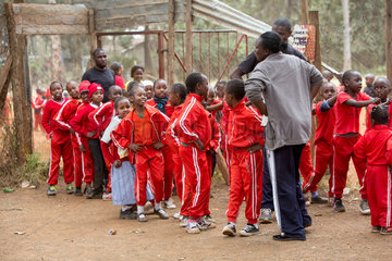 Nairobi  Kenia - Schueler und Schuelerinnen in Trainingsanzuegen beim Sportunterricht im St. John’s Community Center Pumwani.