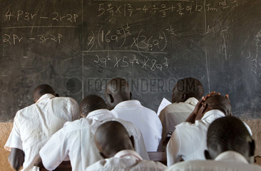 Kakuma  Kenia - Schueler schreiben Examen in einem Klassenraum eines Schulgebaeudes im Fluechtlingslager Kakuma.