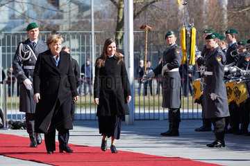 Berlin  Deutschland - Bundeskanzlerin Angela Merkel empfaengt die Premierministerin der Republik Island  Katrín Jakobsdottir mit militaerischen Ehren im Ehrenhof des Bundeskanzleramts.