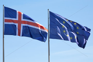 Berlin  Deutschland - Die Nationalflagge von Island mit der Europaflagge.