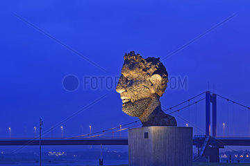 Deutschland  Nordrhein-Westfalen- Bronzeskulptur Echo des Poseidon in Duisburg-Ruhrort
