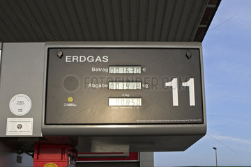 Erdgas tanken an einer Erdgastankstelle