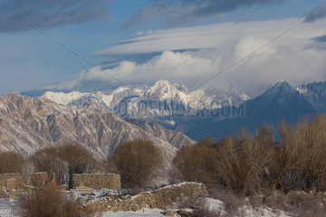 Tashkorgan  Landschaft mit Pamir Gebirge | Tashkorgan  landscape with Pamir mountains