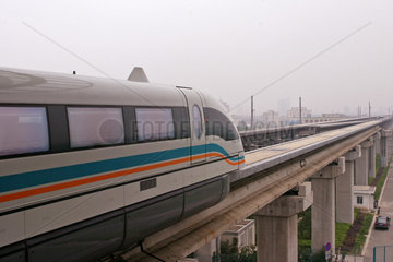 Shanghai  Transrapid beim Verlassen des Bahnhofs von Pudong