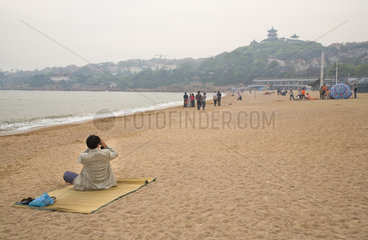 Qingdao  Mann am Strand