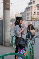 Shanghai  Eine Frau wartet.