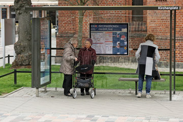 Warnemuende  Senioren warten auf den Bus