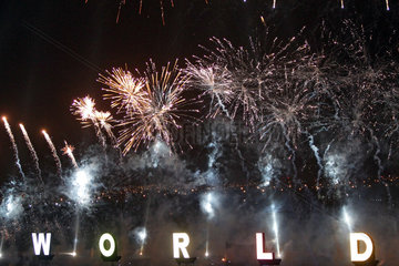 Dubai  Feuerwerk ueber dem Wort World