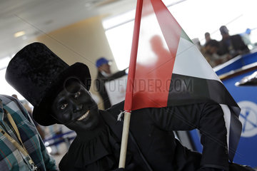Dubai  schwarz geschminkter Mann mit der Nationalfahne der Vereinigten Arabischen Emirate