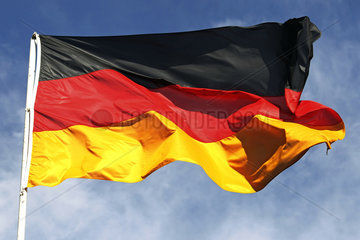 Hoppegarten  Nationalfahne der Bundesrepublik Deutschland weht im Wind